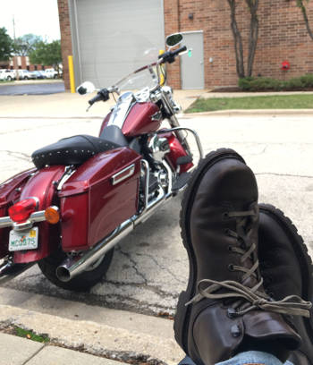 Boots und Motorrad im Hintergrund
